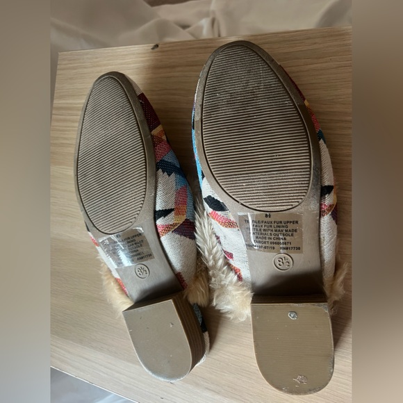 Universal thread Aztec print, faux fur mules 8.5 - Picture 3 of 3